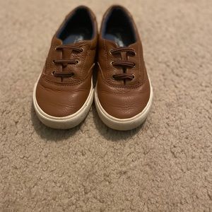 Boys Sperry shoe. Cognac leather with cream bottom